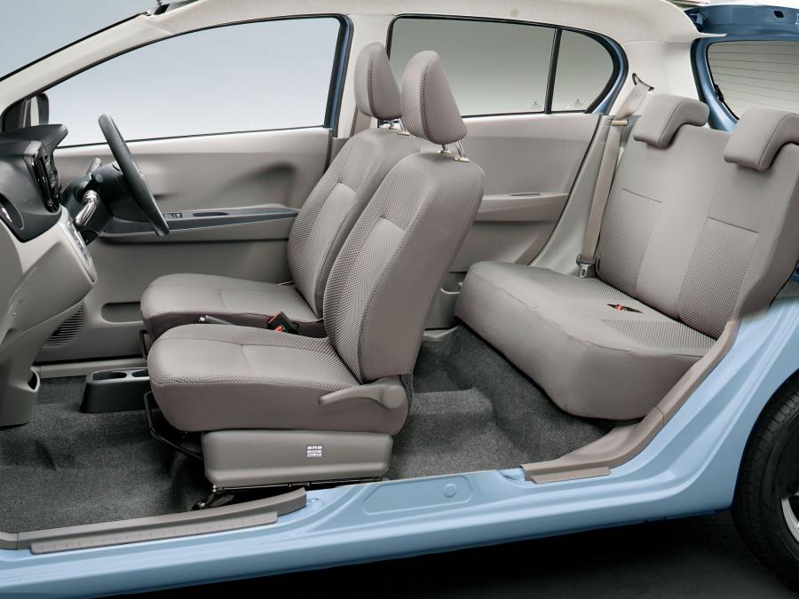 Интерьер Daihatsu Mira e:S 2013 года  (фото 6 из 10)